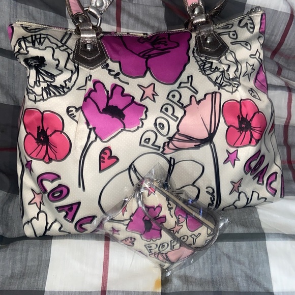 COPY - 👛COACH TOTE & Wristlet 👛 - Picture 10 of 16